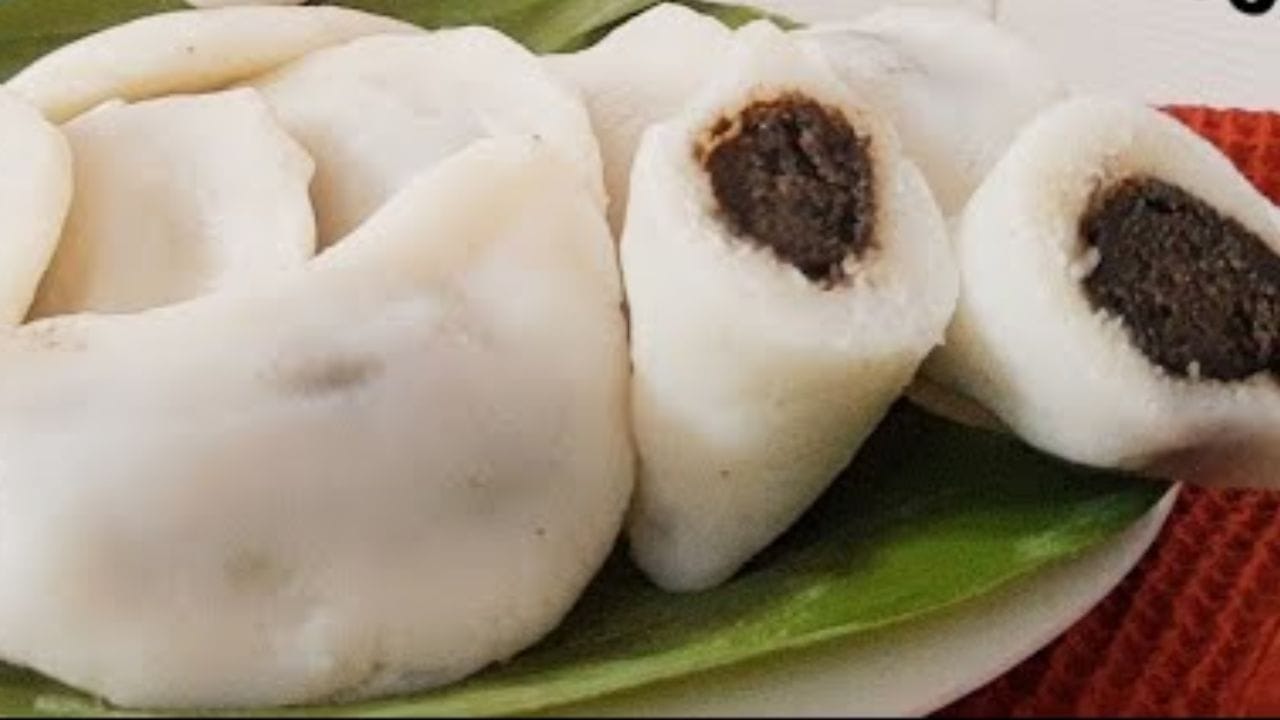 അതിനുശേഷം തയ്യാറാക്കിയ മാവിൽ നിന്നും ചെറിയ ഉരുളകൾ എടുക്കുക, കൈകളിൽ അല്പം എണ്ണയോ നെയ്യോ തടവി മാവ് ചെറുതായി പരത്തി എടുക്കുക. ഇതിന്റെ നടുവിലായി എള്ള് കൊണ്ടുള്ള ആ കൂട്ട് ചേർത്ത് വെക്കുക. വാഴയിലയിൽ മാവ് പരത്തി അതിൽ കൂട്ടു വയ്ക്കുകയോ അല്ലെങ്കിൽ മോദകത്തിന്റെ രൂപത്തിൽ ഒരു കിണ്ണം പോലെ മാവാക്കി അതിലേക്ക് കൂട്ടുകൾ ചേർത്ത് നന്നായി രൂപപ്പെടുത്തിയെടുക്കുകയോ ചെയ്യാം.
