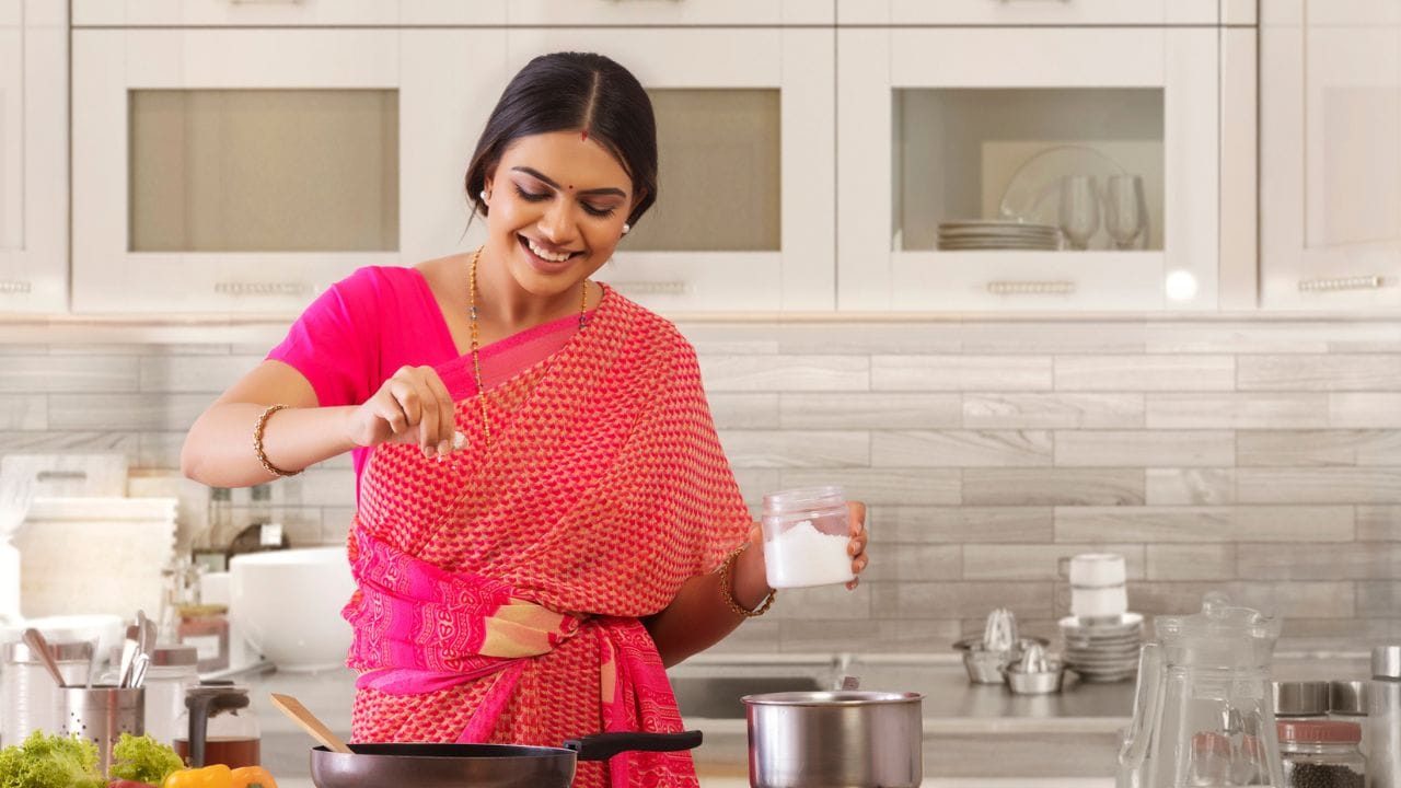 ഒരു പാനിൽ ചെറിയ അളവിൽ ഉപ്പ് ചൂടാക്കുക. യഥാർത്ഥ ഉപ്പ് കത്തുകയോ ഇതിൽ നിന്നും ദുർഗന്ധം വരികയോ ചെയ്യില്ല. മറിച്ച് ഉപ്പിൻ്റെ നിറം മാറുകയോ, മണം ഉണ്ടാവുകയോ, അവശിഷ്ടം ചെയ്താൽ, അത് മായം കലർന്നതായിരിക്കാം എന്നതാണ് അർഥം. ഇവയൊക്കെ വീടുകളിൽ പരീക്ഷിക്കാവുന്നവയാണ്.
