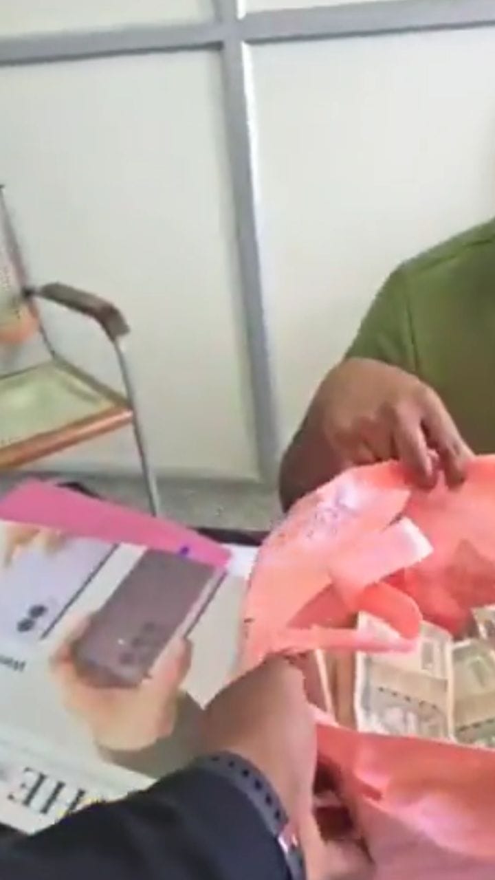 8 ലക്ഷം രൂപ കൈക്കൂലി വാങ്ങി ക്യാമറയിൽ കുടുങ്ങി