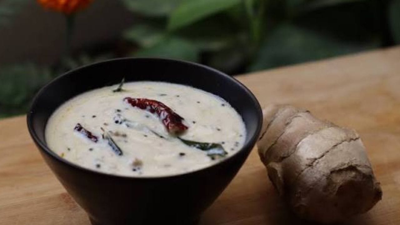ഇഞ്ചി നന്നായി മൂത്തതിന് ശേഷം തീ ഓഫ് ചെയ്യുക. ഈ ചൂടാറിയ മിശ്രിതം തയ്യാറാക്കി വെച്ചിരിക്കുന്ന തൈരിലേക്ക് ഒഴിച്ച് നന്നായി ഇളക്കി യോജിപ്പിക്കുക. ചൂടുചോറിനൊപ്പം കട്ടത്തൈരിന്റെയും വറുത്ത ഇഞ്ചിയുടെയും സുഗന്ധമുള്ള ഈ ഇഞ്ചി തൈര് വിളമ്പാം. വയറിനും ദഹനത്തിനുമെല്ലാം വളരെ നല്ലൊരു വിഭവമാണിത്. ദിവസവും വ്യത്യസ്തമായ കറികൾ പരീക്ഷിക്കാൻ ആഗ്രഹിക്കുന്നവർക്ക് ഇത് ഒരു ദിവസം തയ്യാറാക്കാവുന്നതാണ്.