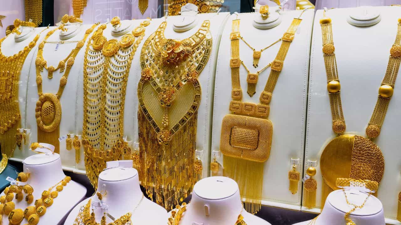 Gold Rate Forecast: സ്വർണവിലയിൽ വൻ മാറ്റത്തിന് സാധ്യത; 2026ലെ പ്രവചനം തിരുത്തി ഗോൾഡ്മാൻ Gold Rate Forecast: സ്വർണവിലയിൽ വൻ മാറ്റത്തിന് സാധ്യത; 2026ലെ പ്രവചനം തിരുത്തി ഗോൾഡ്മാൻ