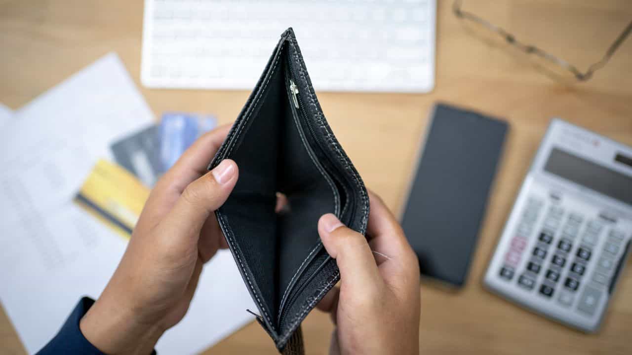 വരുമാനമുണ്ട്, പക്ഷേ സമ്പാദ്യമില്ല; മധ്യവർഗ കുടുംബങ്ങൾ കുടുങ്ങുന്നത് എങ്ങനെ