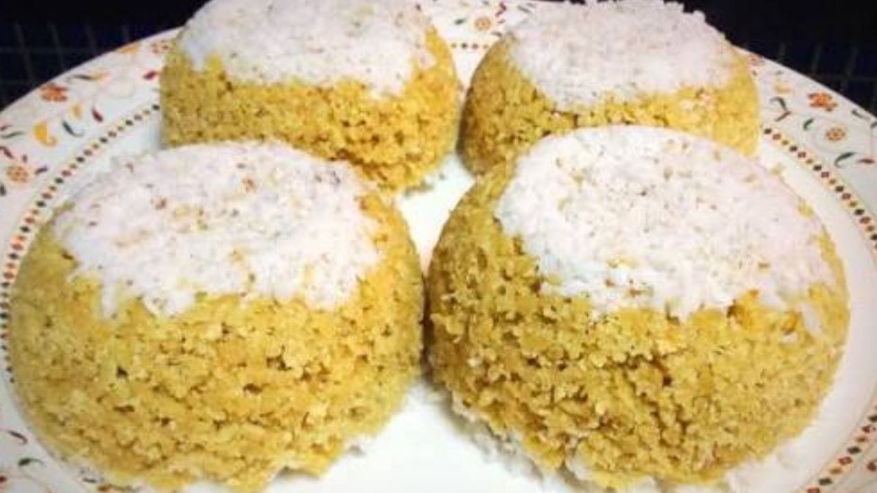 പൊടിച്ചെടുത്ത മാവ് ഒരു പാത്രത്തിൽ എടുത്ത് അല്പം ചെറു ചൂടുള്ള വെള്ളം ചേർത്ത് 10 മിനിറ്റ് മൂടിവച്ച് കുതിർക്കാൻ വയ്ക്കുക. 10 മിനിറ്റിനുശേഷം മാവ് തുറന്ന് ആവശ്യത്തിനു വെള്ളം തളിച്ച് സാധാരണ പുട്ടുപൊടിയുടെ പാകത്തിൽ കൈകൊണ്ട് അമർത്തുമ്പോൾ പിടിക്കാൻ കിട്ടുന്ന പരുവത്തിൽ കുഴച്ചെടുക്കുക.