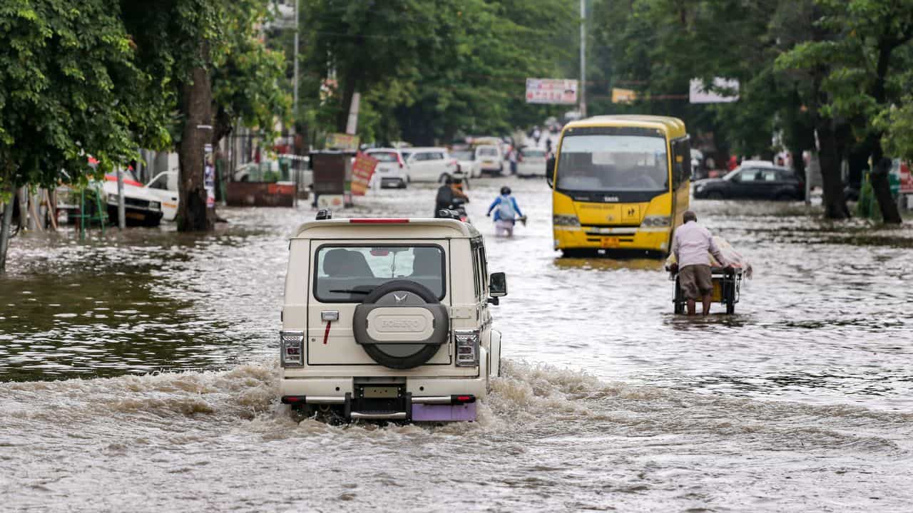 Bengaluru Rain: ബെംഗളൂരുവില് കനത്ത മഴ, റോഡുകള് വെള്ളത്തില്; യാത്രക്കാര് ശ്രദ്ധിക്കാം Bengaluru Rain: ബെംഗളൂരുവില് കനത്ത മഴ, റോഡുകള് വെള്ളത്തില്; യാത്രക്കാര് ശ്രദ്ധിക്കാം