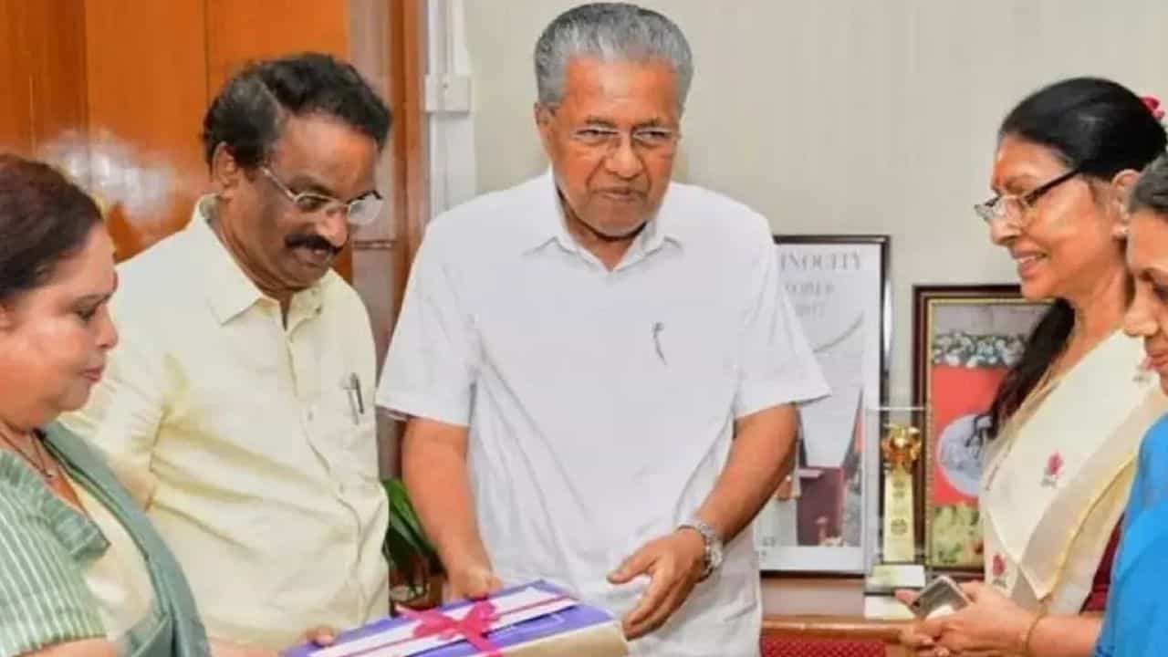 Hema Committee Report: ബോധപൂർവ്വം വൈകിപ്പിച്ചു! ഹേമ കമ്മിറ്റി റിപ്പോർട്ട് പുറത്തുവിടാതിരിക്കാൻ വിവരാകാശ കമ്മീഷനിൽ ഗൂഢാലോചന നടന്നു Hema Committee Report: ബോധപൂർവ്വം വൈകിപ്പിച്ചു! ഹേമ കമ്മിറ്റി റിപ്പോർട്ട് പുറത്തുവിടാതിരിക്കാൻ വിവരാകാശ കമ്മീഷനിൽ ഗൂഢാലോചന നടന്നു