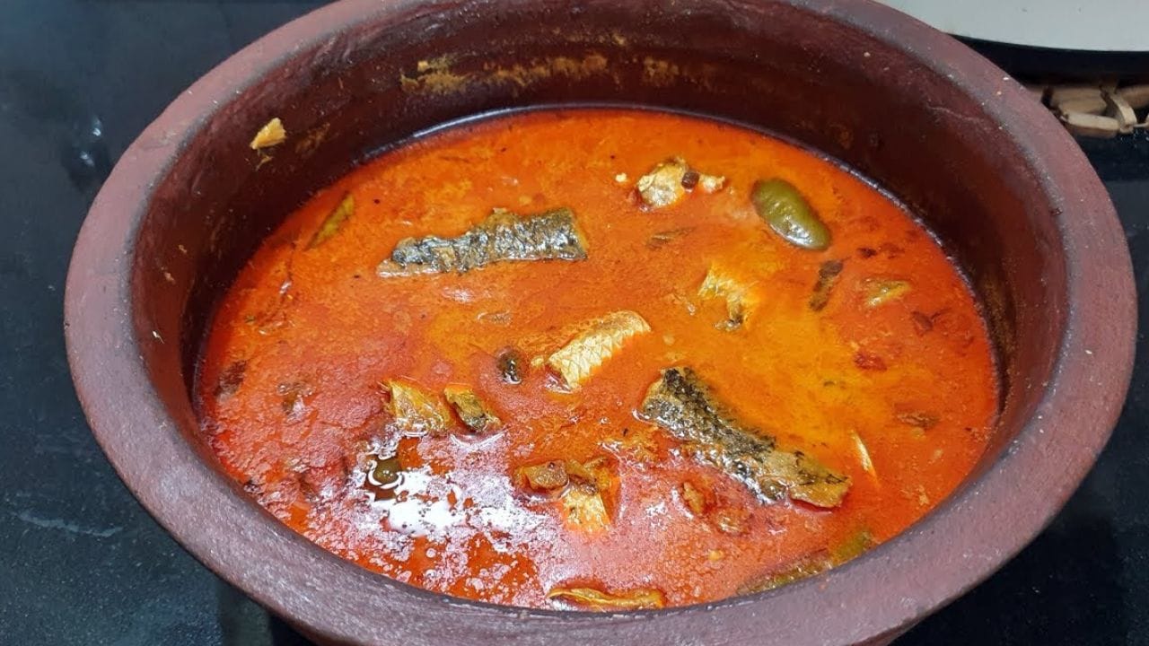 തട്ടിനോക്കി ശബ്ദം ശ്രദ്ധിക്കുക: മൺചട്ടി വാങ്ങുമ്പോൾ ഏറ്റവും ആദ്യം ചെയ്യേണ്ടത് അതിൽ വിരലുകൾ കൊണ്ട് ചെറുതായി തട്ടിനോക്കുകയാണ്. ഇത് പണ്ടുമുതൽക്കെ പലരും ചെയ്യുന്ന ഒരു വിദ്യയാണ്. തട്ടുമ്പോൾ നല്ല വ്യക്തവും ഉറപ്പുള്ളതുമായ ശബ്ദം കേൾക്കുന്നുണ്ടെങ്കിൽ ആ ചട്ടിക്ക് നല്ല ഗുണനിലവാരമുള്ളതുമാണ്. ശബ്ദം വളരെ മങ്ങിയതാണെങ്കിൽ അതിൽ കണ്ണിൽ കാണാത്ത സൂക്ഷ്മമായ വിള്ളലുകൾ ഉണ്ടെന്ന് മനസ്സിലാക്കാം.