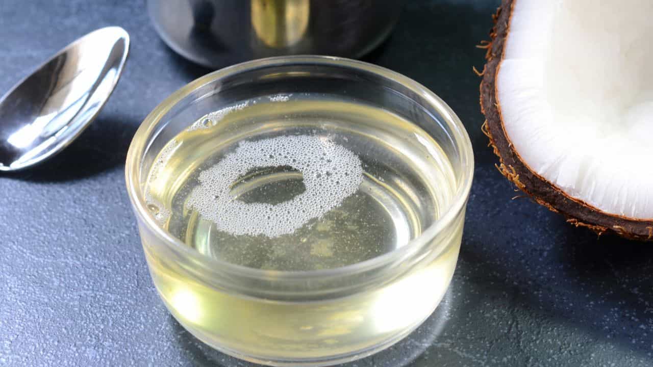 Coconut Oil Storage Tips: വെളിച്ചെണ്ണ കേടുവരാതെ എങ്ങനെ സൂക്ഷിക്കാം? കനച്ച മണം വരാതിരിക്കാൻ ചെയ്യേണ്ടത് Coconut Oil Storage Tips: വെളിച്ചെണ്ണ കേടുവരാതെ എങ്ങനെ സൂക്ഷിക്കാം? കനച്ച മണം വരാതിരിക്കാൻ ചെയ്യേണ്ടത്