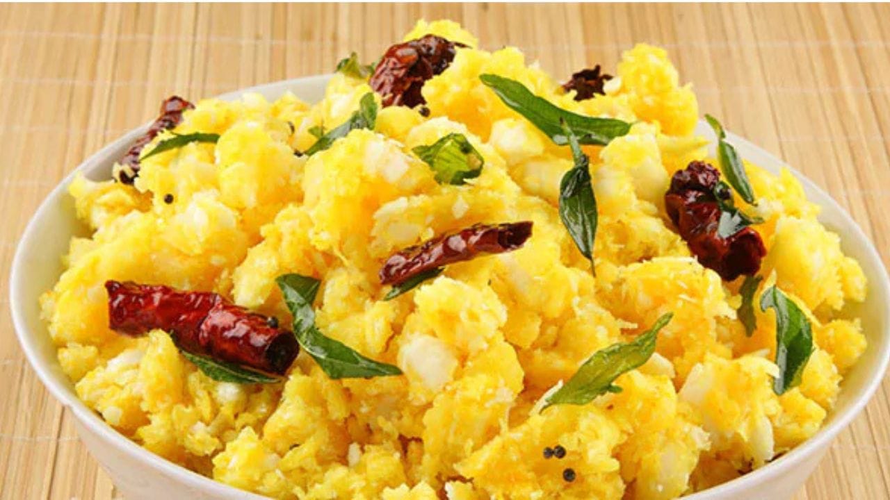 മലയാളിക്ക് കപ്പയെന്നാൽ വെറുമൊരു ഭക്ഷണം മാത്രമല്ല, അതൊരു വികാരമാണ്. മീൻകറിയുടെ കൂടെയോ നല്ല കാന്താരി ചമ്മന്തിയുടെ കൂടെയോ പഞ്ഞിപോലത്തെ പുഴുങ്ങിയ കപ്പയുണ്ടെങ്കിൽ ഊണിനായാലും നാലുമണിക്കായാലും അതങ്ങ് ഗംഭീരമാകും. എന്നാൽ ചിലപ്പോഴെങ്കിലും കപ്പ വേവിച്ചെടുക്കുമ്പോൾ ഒന്നുകിൽ കല്ലുപോലെയിരിക്കും, അല്ലെങ്കിൽ അമിതമായി വെന്ത് കുഴഞ്ഞുപോകും. പലരും ഈ സമയത്ത് കപ്പയെ ആണ് കുറ്റം പറയുന്നത്. (Image Credit Source: Getty Images)