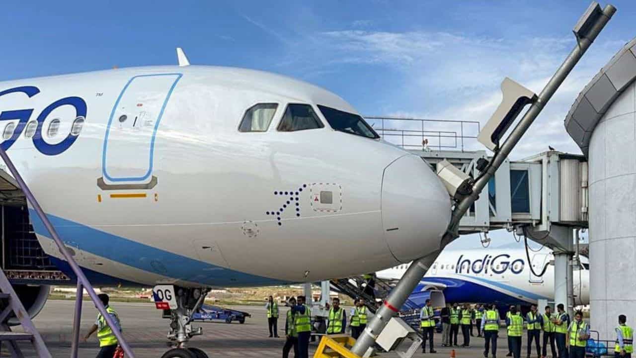 Indigo Flight Accident: വൻ ദുരന്തം ഒഴിവായി! പാർക്ക് ചെയ്യുന്നതിനിടെ ഇൻഡിഗോ വിമാനം പോസ്റ്റിലിടിച്ചു