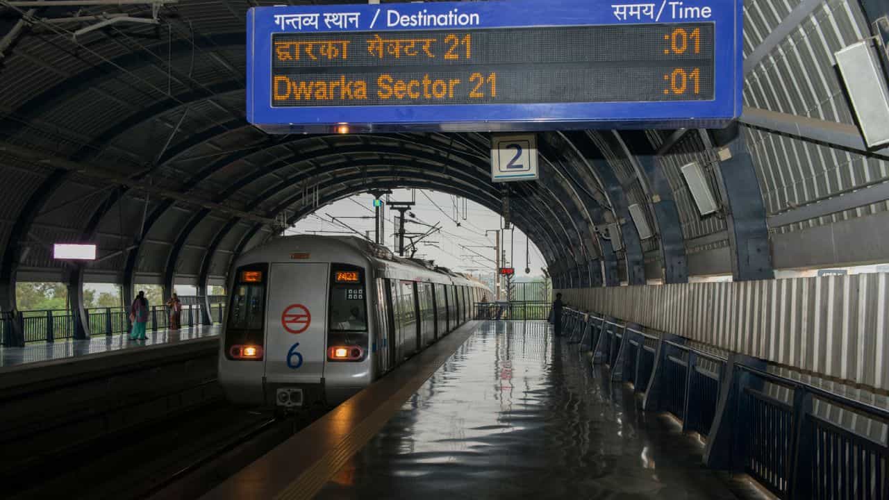Metro Fare: ഡൽഹി മുതൽ കൊച്ചി വരെ; ഇന്ത്യയിലെ മെട്രോ യാത്രാനിരക്കുകൾ എത്രയെന്ന് അറിയാം Metro Fare: ഡൽഹി മുതൽ കൊച്ചി വരെ; ഇന്ത്യയിലെ മെട്രോ യാത്രാനിരക്കുകൾ എത്രയെന്ന് അറിയാം