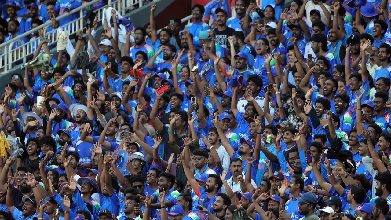 43,000-ത്തോളം ആരാധകരാണ് കാര്യവട്ടത്ത് നടന്ന ഇന്ത്യ-വെസ്റ്റ് ഇന്ഡീസ് ഏകദിന മത്സരം കാണാനെത്തിയത്. ഏകദിന ക്രിക്കറ്റിന് ജനപ്രീതി കുറയുന്നുവെന്ന വിലാപം ഉയരുമ്പോഴാണ്, തിരുവനന്തപുരത്ത് നടന്ന മത്സരത്തിന് ഇത്രയും വലിയ ജനപ്രീതി ലഭിക്കുന്നത്. ഇത്രയും വലിയ ആരാധക പിന്തുണ എന്തായാലും ബിസിസിഐ ശ്രദ്ധിക്കുമെന്നുറപ്പ്. ഭാവിയില് കേരളത്തിലേക്ക് കൂടുതല് രാജ്യാന്തര മത്സരങ്ങള് ബിസിസിഐ അനുവദിക്കാനാണ് സാധ്യത (Image Credit Source: Kerala Cricket Association Facebook).