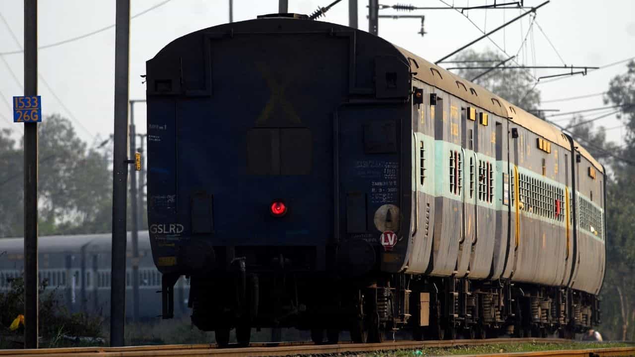 Indian Railway : ടിക്കറ്റുണ്ടായിട്ടും അർധരാത്രി യുവതിയെ ഇറക്കിവിട്ടു, അറസ്റ്റും ചെയ്തു; റെയിൽവേ 2 ലക്ഷം രൂപ നഷ്ടപരിഹാരം നൽകണം Indian Railway : ടിക്കറ്റുണ്ടായിട്ടും അർധരാത്രി യുവതിയെ ഇറക്കിവിട്ടു, അറസ്റ്റും ചെയ്തു; റെയിൽവേ 2 ലക്ഷം രൂപ നഷ്ടപരിഹാരം നൽകണം