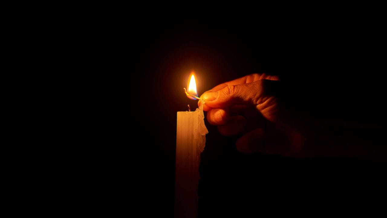 വൈദ്യുതി മുടക്കം പതിവാകുമ്പോള്‍ വീടുകളില്‍ ഇന്‍വെര്‍ട്ടര്‍ സ്ഥാപിക്കുന്നത് പലര്‍ക്കും ആവശ്യമായി മാറുകയാണ്. ഫാന്‍, ലൈറ്റ്, ടെലിവിഷന്‍, വൈഫൈ തുടങ്ങിയ ഉപകരണങ്ങള്‍ വൈദ്യുതി പോയാലും കുറച്ചുസമയം പ്രവര്‍ത്തിപ്പിക്കാന്‍ ഇന്‍വെര്‍ട്ടര്‍ സഹായിക്കുന്നതാണ്. എന്നാല്‍ അത്ര നിസാരമല്ല ഇന്‍വെര്‍ട്ടര്‍ വാങ്ങിക്കുന്ന കാര്യം, വില തന്നെയാണ് ഭൂരിഭാഗം ആളുകളുടെയും പ്രശ്‌നം. ബാറ്ററി, വയറിങ്, സ്ഥാപിക്കല്‍ തുടങ്ങിയവയ്ക്കും ചെലവ് കണക്കിലെടുക്കണം. കേരളത്തിലെ ഒരു വീട്ടില്‍ ഇന്‍വെര്‍ട്ടര്‍ സ്ഥാപിക്കാന്‍ എത്ര രൂപ ചെലവ് വരുമെന്ന് നോക്കിയാലോ? (Image Credit Source: Getty Images)