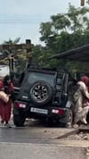 റെയിൽവേ ഗേറ്റിൽ കുടുങ്ങിയ ജിംനി...