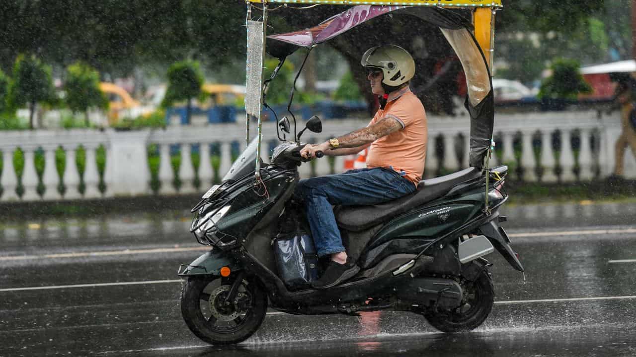 Kerala Weather Update: സംസ്ഥാനത്ത് ഇന്നും ഇടിമിന്നലോട് കൂടി മഴ; ഈ ജില്ലക്കാർ സൂക്ഷിക്കുക Kerala Weather Update: സംസ്ഥാനത്ത് ഇന്നും ഇടിമിന്നലോട് കൂടി മഴ; ഈ ജില്ലക്കാർ സൂക്ഷിക്കുക