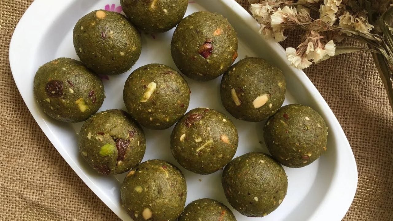 ശേഷം കുറച്ച് ശർക്കര പാനിയാക്കി വയ്ക്കുക. ഇളം ചൂടോടെ തന്നെ ഈ ശർക്കര പാനി നമ്മൾ നേരത്തെ പൊടിച്ചുവച്ചതിലേക്ക് ചേർക്കുക. അതിലേക്ക് അല്പം നെയ്യ് കൂടെ ചേർത്തു കൊടുക്കുക. പിന്നീട് നന്നായി ഇതെല്ലാം കൂടെ യോജിപ്പിക്കണം. ശേഷം നിങ്ങൾക്ക് ഇത് ഒരോ ബോളായിട്ട് ഉരുട്ടി കുപ്പിയിൽ സൂക്ഷിക്കാവുന്നതാണ്. ദിവസവും ഇതിലെ ഓരോന്ന് വീധം കഴിക്കാവുന്നതാണ്.