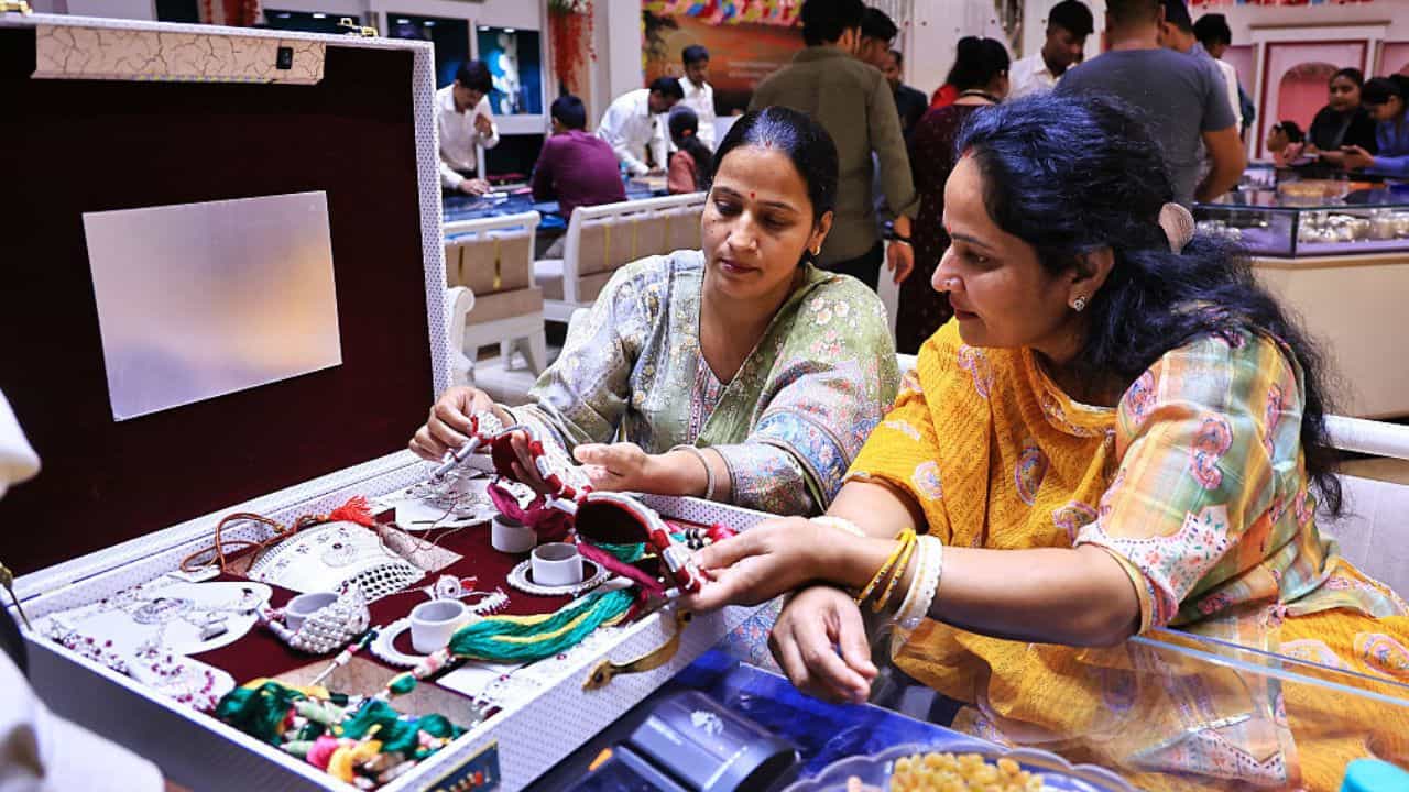 Kerala Gold Rate: സ്വര്ണം വാങ്ങാനിതാണേ ബെസ്റ്റ് ടൈം; പൊന്നിന് തിളക്കം ഈയാഴ്ചയോടെ വേറെ ലെവലിലേക്ക് Kerala Gold Rate: സ്വര്ണം വാങ്ങാനിതാണേ ബെസ്റ്റ് ടൈം; പൊന്നിന് തിളക്കം ഈയാഴ്ചയോടെ വേറെ ലെവലിലേക്ക്