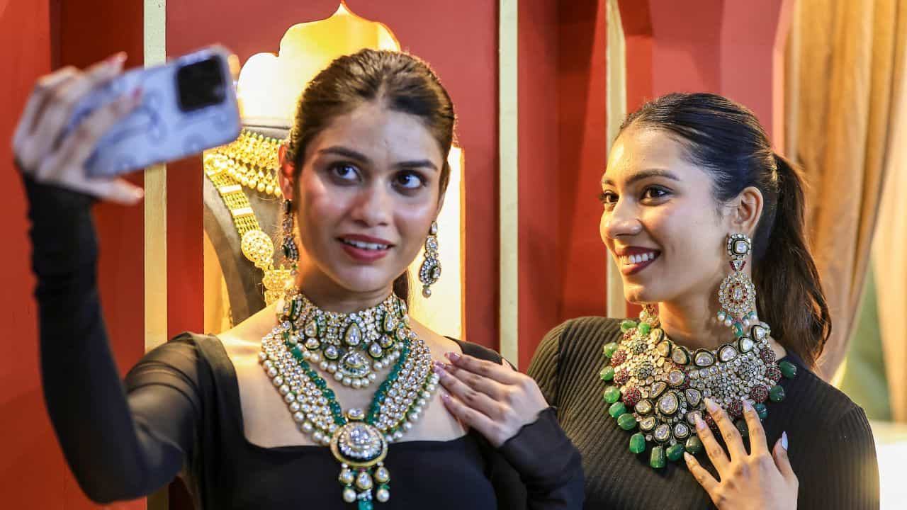 Kerala Gold Rate: പൊന്ന് വാങ്ങാന് പ്ലാനുണ്ടോ? നിരക്കറിഞ്ഞ് പോകാം; ഇന്നത്തെ സ്വര്ണവില Kerala Gold Rate: പൊന്ന് വാങ്ങാന് പ്ലാനുണ്ടോ? നിരക്കറിഞ്ഞ് പോകാം; ഇന്നത്തെ സ്വര്ണവില