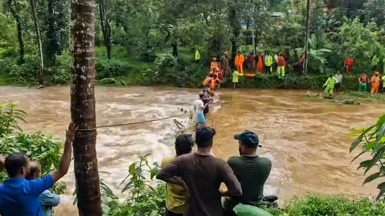 Kerala Rain: മഴക്കെടുതിയിൽ കേരളം, ആറ് മരണം; നാല് പേരെ കാണാനില്ല