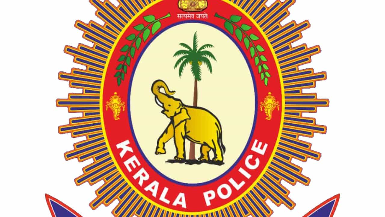 Dalit Youth Beaten: ബൂട്ടിട്ട് തൊഴിച്ചു, ഇന്റർലോക്ക് കട്ടകൊണ്ട് മുതുകിൽ ഇടിച്ചു; ദളിത് യുവാവിനെ ക്രൂരമായി മർദ്ദിച്ച 4 പോലീസുകാർക്ക് സസ്പെൻഷൻ Dalit Youth Beaten: ബൂട്ടിട്ട് തൊഴിച്ചു, ഇന്റർലോക്ക് കട്ടകൊണ്ട് മുതുകിൽ ഇടിച്ചു; ദളിത് യുവാവിനെ ക്രൂരമായി മർദ്ദിച്ച 4 പോലീസുകാർക്ക് സസ്പെൻഷൻ