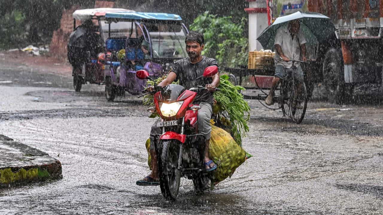 Kerala Rain Alert: അതി തീവ്ര ന്യൂനമർദ്ദം; കേരളത്തിൽ മഴ തുടരും, ശനിയാഴ്ച വരെ വിവിധ ജില്ലകളിൽ യെല്ലോ അലർട്ട് Kerala Rain Alert: അതി തീവ്ര ന്യൂനമർദ്ദം; കേരളത്തിൽ മഴ തുടരും, ശനിയാഴ്ച വരെ വിവിധ ജില്ലകളിൽ യെല്ലോ അലർട്ട്