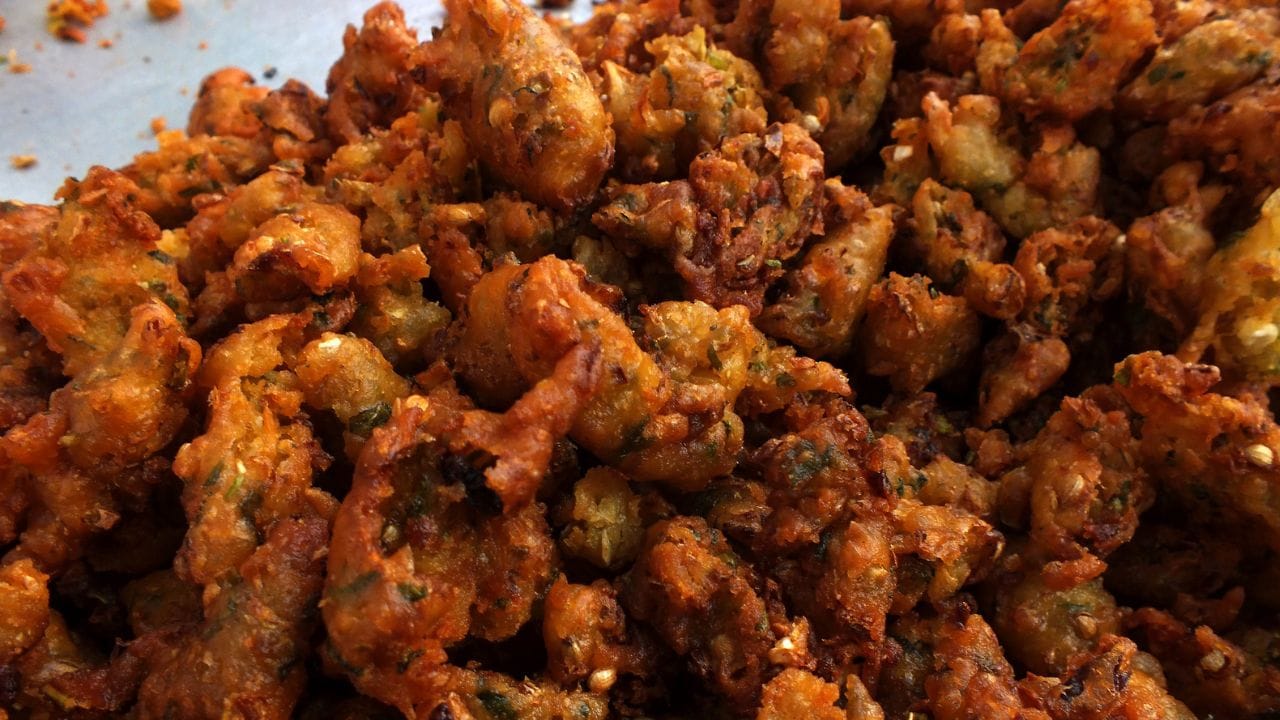 തയ്യാറാക്കി വച്ചിരിക്കുന്ന മാവിൽ നിന്ന് ചെറിയ ഉരുളകളായോ പക്കോടയുടെ ആകൃതിയിലോ എടുത്തു മാറ്റിവെക്കുക. ശേഷം ഗ്യാസ് കത്തിച്ച് പാനിൽ എണ്ണ ചൂടാക്കുക. പിന്നീട് തയാറാക്കിവെച്ച കൂട്ടുകൾ ഇടത്തരം തീയിൽ ഇട്ട് ഇരുവശവും സ്വർണ്ണനിറവും ക്രിസ്പിയും ആകുന്നത് വരെ വറുത്തെടുക്കുക. ചൂടോടെ തക്കാളി സോസിനൊപ്പമോ പുതിന ചട്ണിക്കൊപ്പമോ ചായയുടെ കൂടെ ഇത് കഴിക്കാവുന്നതാണ്.