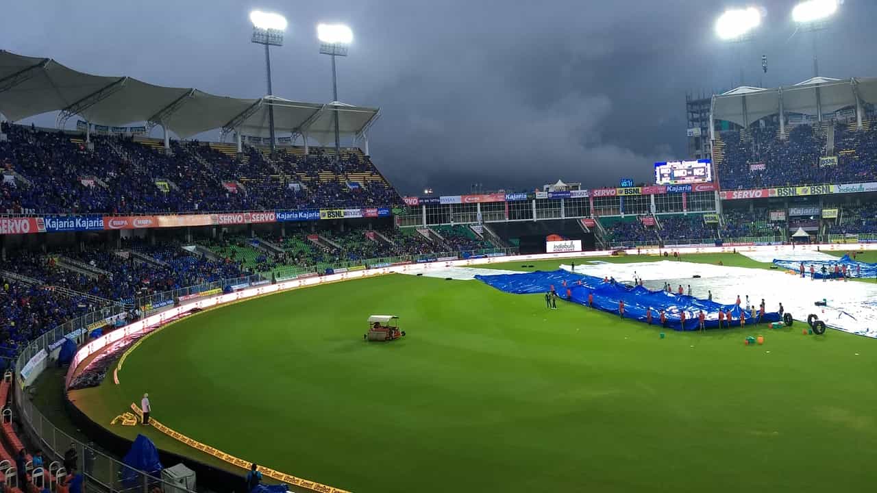 Batting Pitches: ക്യുറേറ്ററുടെ കയ്യിലെ മാജിക്; ഒരു പിച്ചിനെ ബാറ്റിങ് പറുദീസയാക്കുന്ന ഘടകങ്ങള് Batting Pitches: ക്യുറേറ്ററുടെ കയ്യിലെ മാജിക്; ഒരു പിച്ചിനെ ബാറ്റിങ് പറുദീസയാക്കുന്ന ഘടകങ്ങള്