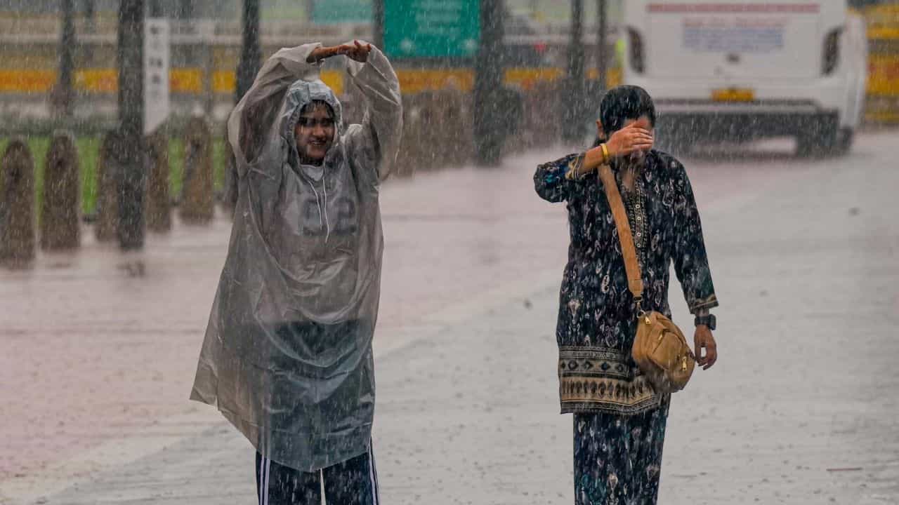 Kerala Weather Update : ചൂടിന് ബ്രേക്ക്, വരുന്ന മൂന്ന് ദിവസം വിവിധ ജില്ലകളിൽ യെല്ലോ അലേർട്ട് Kerala Weather Update : ചൂടിന് ബ്രേക്ക്, വരുന്ന മൂന്ന് ദിവസം വിവിധ ജില്ലകളിൽ യെല്ലോ അലേർട്ട്