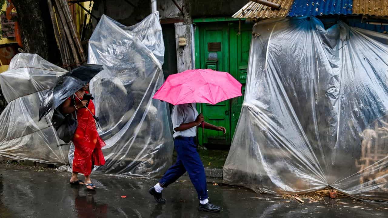 Kerala Weather Update: നേരിയ മഴയ്ക്ക് സാധ്യത; കള്ളക്കടൽ പ്രതിഭാസം, റെഡ് അലർട്ട് തുടരുന്നു Kerala Weather Update: നേരിയ മഴയ്ക്ക് സാധ്യത; കള്ളക്കടൽ പ്രതിഭാസം, റെഡ് അലർട്ട് തുടരുന്നു