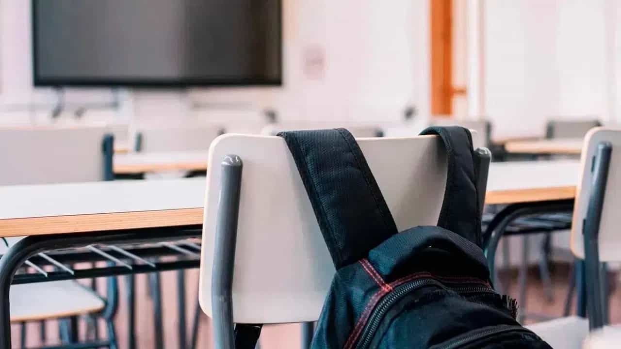 Kerala School Holiday: അവധി കൂടുതല് സ്കൂളുകളിലേക്ക്; തിങ്കളാഴ്ചയും വീട്ടിലിരിക്കാം Kerala School Holiday: അവധി കൂടുതല് സ്കൂളുകളിലേക്ക്; തിങ്കളാഴ്ചയും വീട്ടിലിരിക്കാം