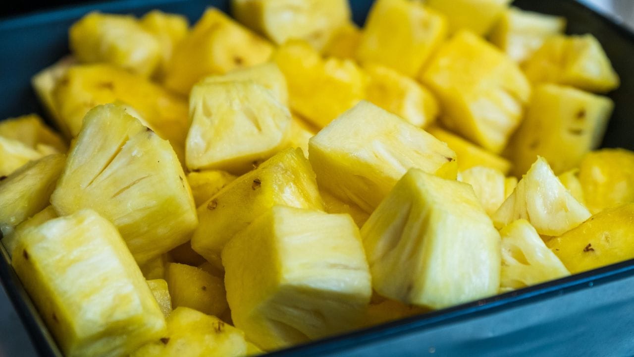 വേണമെങ്കിൽ ചെറുതായി അരിഞ്ഞുവെച്ച പൈനാപ്പിൾ കഷണങ്ങൾ ആവശ്യത്തിന് ഉപ്പും അല്പം വെള്ളവും ചേർത്ത് ഒരു ചീനച്ചട്ടിയിലോ പാനിലോ വേവിക്കാം. ശേഷം ഉള്ളി വഴറ്റിയതിലേക്ക് പൈനാപ്പിൾ ചേർത്ത് ചതച്ചുവെച്ച തേങ്ങക്കൂട്ട് ഇതിന്റെ മുകളിലേക്ക് ഇട്ട് കുറച്ച് സമയം അടച്ചുവെച്ച് വേവിക്കുക. ആവി വന്ന ശേഷം മൂടി തുറന്ന് പൈനാപ്പിളും തേങ്ങയും നന്നായി ഇളക്കി യോജിപ്പിച്ച് വെള്ളമയം പൂർണ്ണമായും വറ്റിച്ചെടുക്കുക.