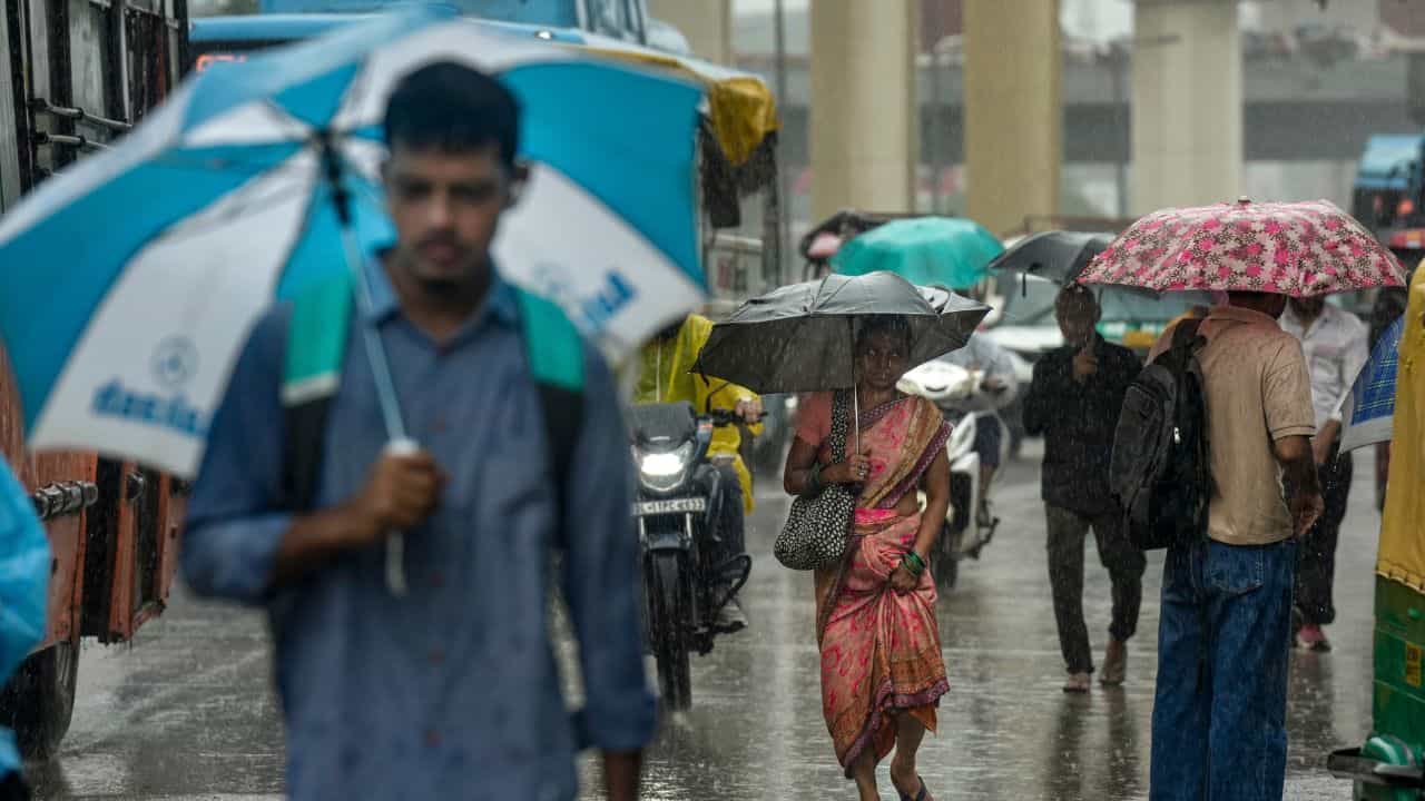Kerala Weather Update: ഇടിമിന്നലോട് കൂടിയ മഴയ്ക്കും ശക്തമായ കാറ്റിനും സാധ്യത! ഈ ജില്ലക്കാർ പ്രത്യേകം ശ്രദ്ധിക്കുക Kerala Weather Update: ഇടിമിന്നലോട് കൂടിയ മഴയ്ക്കും ശക്തമായ കാറ്റിനും സാധ്യത! ഈ ജില്ലക്കാർ പ്രത്യേകം ശ്രദ്ധിക്കുക