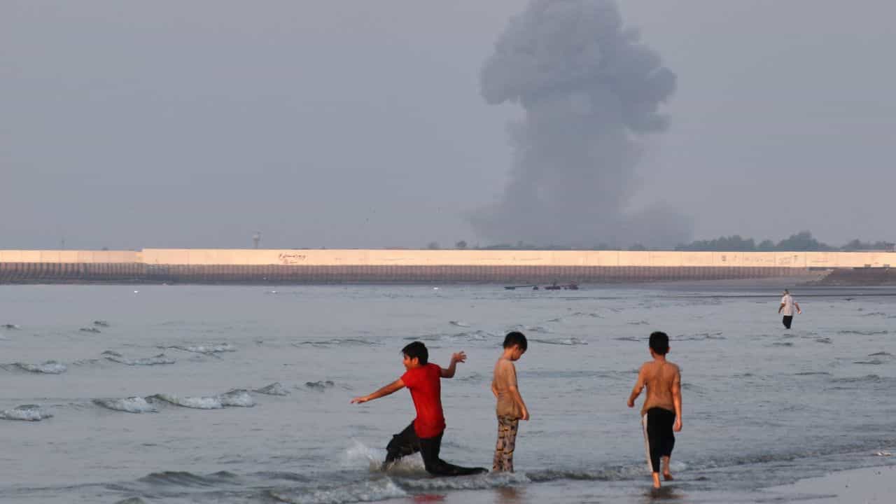 Iran-US Conflict: ഖേഷ്വം ദ്വീപില് വീണ്ടും സ്ഫോടനം; പശ്ചിമേഷ്യ പുകയുന്നു, യുദ്ധത്തിന് അന്ത്യമില്ല Iran-US Conflict: ഖേഷ്വം ദ്വീപില് വീണ്ടും സ്ഫോടനം; പശ്ചിമേഷ്യ പുകയുന്നു, യുദ്ധത്തിന് അന്ത്യമില്ല