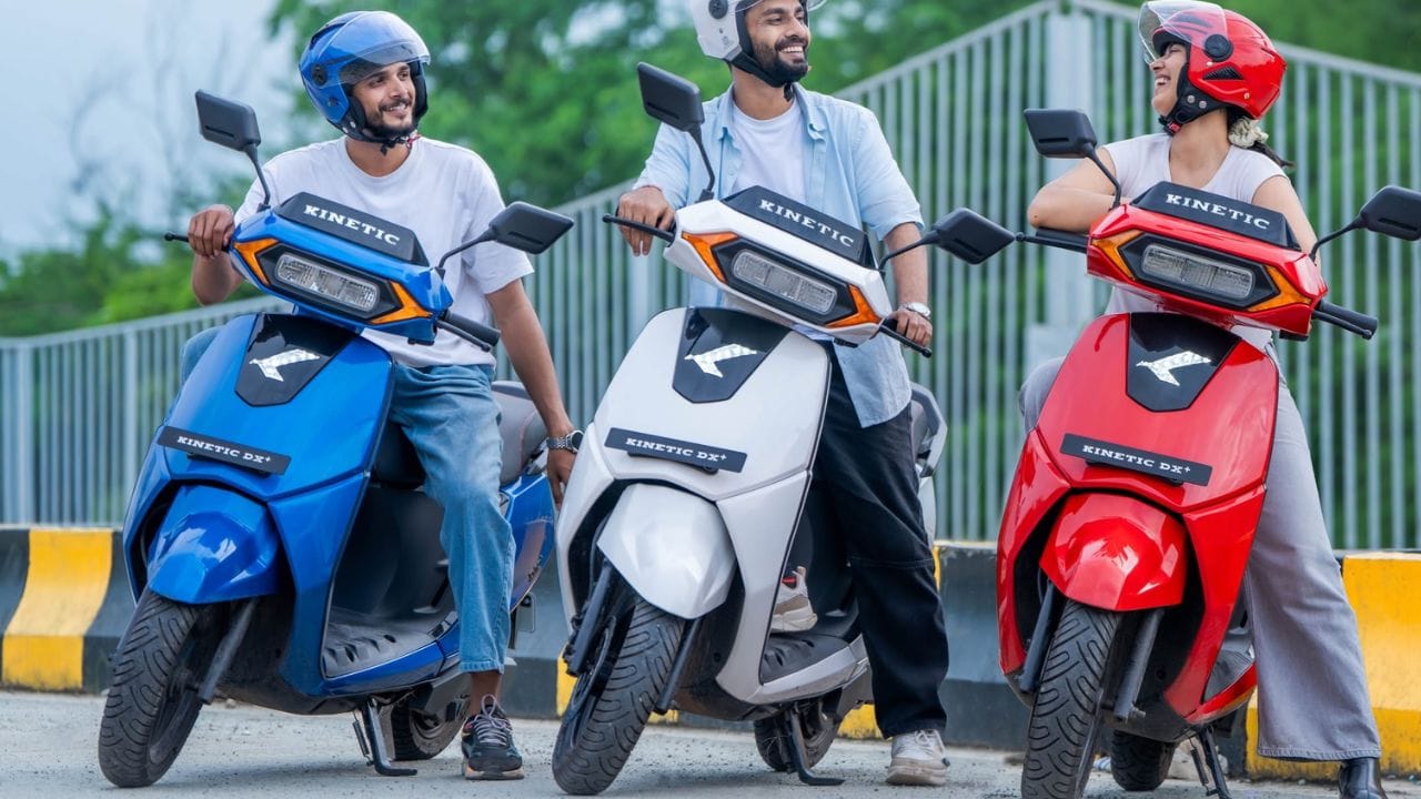 വാഹനത്തിന്റെ അടിസ്ഥാന മോഡലായ Kinetic DX 2.6 kWh എന്ന ചെറിയ ബാറ്ററിയോടെ മാത്രമാണ് തുടർന്നും വിൽക്കുക. IDC പ്രകാരം 105 കിലോമീറ്റർ വരെ റേഞ്ച് വാഗ്ദാനം ചെയ്യുന്ന DX Plus 2.6kWh മോഡലുമായി താരതമ്യം ചെയ്യുമ്പോൾ, പുതിയ ബാറ്ററി പാക്ക് 27 കിലോമീറ്റർ കൂടി അധികമായി വാഗ്ദാനം ചെയ്യുന്നു.