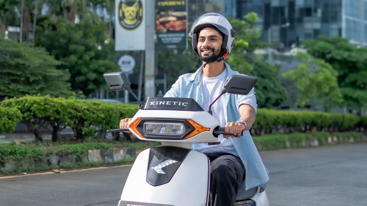 ഒരു മാസം മുമ്പാണ് ഇലക്ട്രിക് പവർട്രെയിനിലൂടെ കമ്പനി തിരിച്ചുവരവ് നടത്തിയത്. പഴയ കൈനറ്റിക്കിനെ അനുസ്മരിപ്പിക്കുന്ന രൂപഭാവത്തിൽ എത്തിയ വാഹനം ഏവർക്കും ഒരു നൊസ്റ്റാൾജിക് ഫീൽകുന്നു. DX Plus വകഭേദത്തിന് നിലവിലുള്ള ബാറ്ററി പാക്കിന് ഒപ്പമാണ് പുതിയ K3.1 kWh വകഭേദവും എത്തിയിരിക്കുന്നത്.