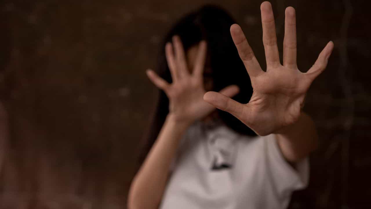 Kollam Teacher Assault Case: പോലീസിൽ പരാതി കൊടുക്കെന്ന് ഭീഷണി; കേസായപ്പോൾ കൊല്ലത്തെ അധ്യാപകൻ ഒളിവിൽ Kollam Teacher Assault Case: പോലീസിൽ പരാതി കൊടുക്കെന്ന് ഭീഷണി; കേസായപ്പോൾ കൊല്ലത്തെ അധ്യാപകൻ ഒളിവിൽ