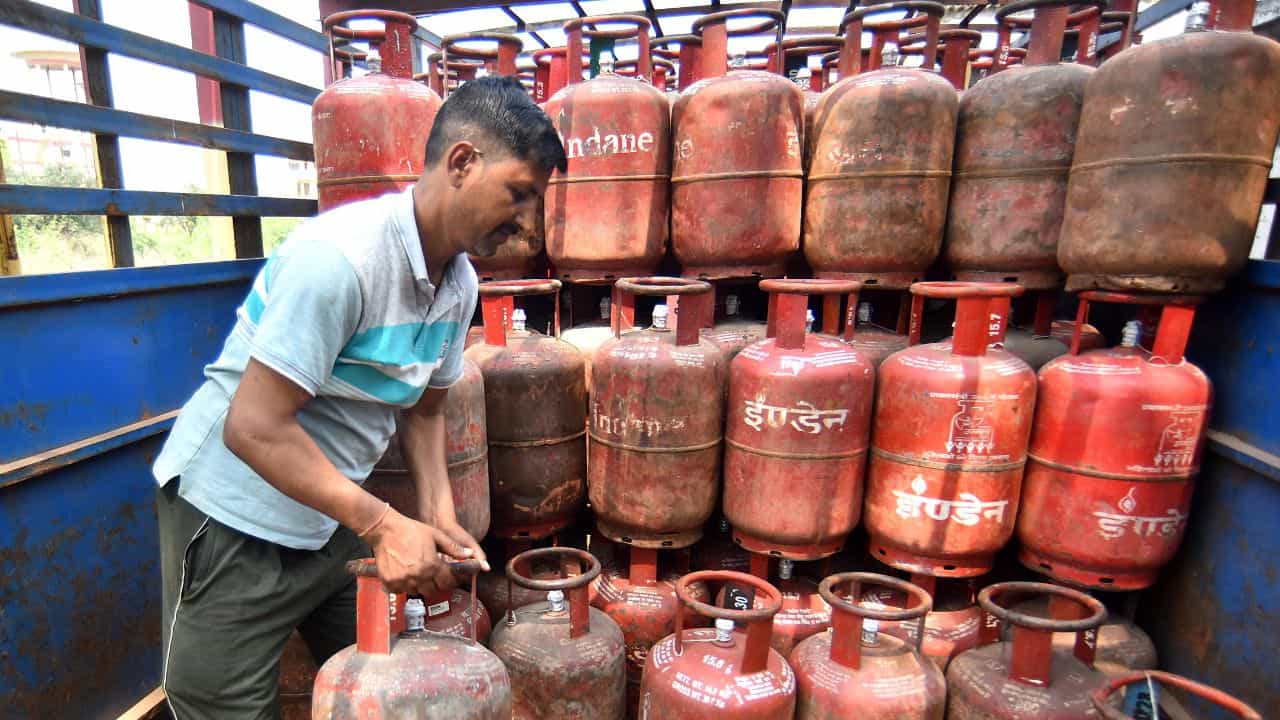 LPG New Rules: ഗ്യാസ് കണക്ഷൻ എടുക്കുന്നുണ്ടോ? വില കൂടും, സബ്സിഡി ഇല്ല, സിലിണ്ടറിലും മാറ്റം! LPG New Rules: ഗ്യാസ് കണക്ഷൻ എടുക്കുന്നുണ്ടോ? വില കൂടും, സബ്സിഡി ഇല്ല, സിലിണ്ടറിലും മാറ്റം!