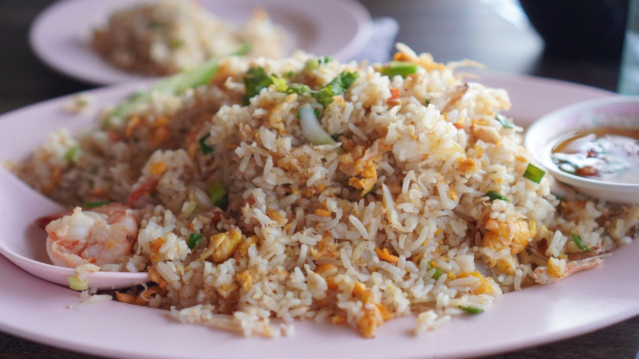 വഴറ്റിയ മസാല പാനിന്റെ ഒരു വശത്തേക്ക് മാറ്റി വെച്ച്, ഒഴിവുള്ള ഭാഗത്തേക്ക് മുട്ട ഉടച്ചു ഒഴിക്കുക. ഇതിലേക്ക് അല്പം കുരുമുളകുപൊടിയും ഉപ്പും വിതറി സ്ക്രാംബിൾ ചെയ്ത് മുട്ട ചിക്കിയത് പോലെ എടുക്കുക. മുട്ട പാകമായി കഴിയുമ്പോൾ മസാലയുമായി നന്നായി യോജിപ്പിക്കുക. ഇതിലേക്ക് ബാക്കി വന്ന ചോറ് ചേർത്ത് നല്ല ഉയർന്ന തീയിൽ 2-3 മിനിറ്റ് ഇളക്കി യോജിപ്പിക്കുക. മുകളിലേക്ക് മല്ലിയില വിതറി തീ അണയ്ക്കാം. രുചികരമായ സ്പൈസി എഗ്ഗ് റൈസ് റെഡി. 
