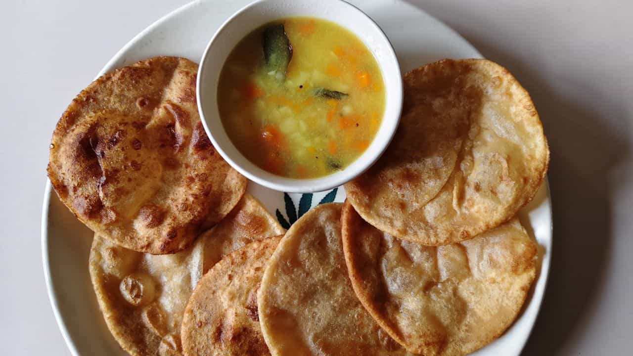 Kitchen Tips: എണ്ണ ഒട്ടും കുടിക്കില്ല, നല്ല മൊരിഞ്ഞ പൂരി ചുട്ടെടുക്കാം! ഇതാ ചില പൊടിക്കൈകൾ Kitchen Tips: എണ്ണ ഒട്ടും കുടിക്കില്ല, നല്ല മൊരിഞ്ഞ പൂരി ചുട്ടെടുക്കാം! ഇതാ ചില പൊടിക്കൈകൾ
