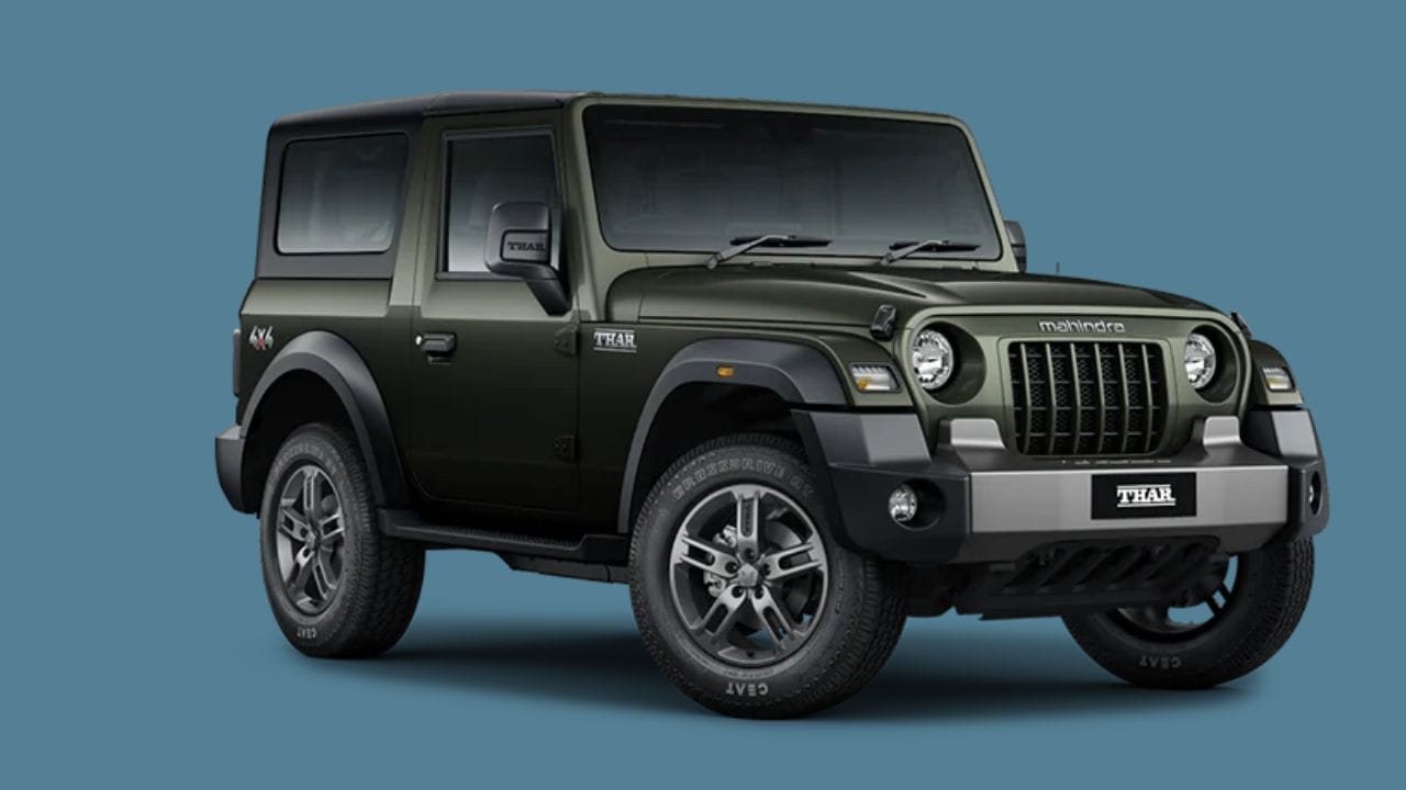 Mahindra Thar : മഹീന്ദ്രയുടെ ഏറ്റവും ജനപ്രിയ മോഡലുകളിൽ ഒന്നാണ് ഥാർ. ഓഫ് റോഡ് പ്രേമികളുടെ ഇഷ്ട വാഹനം കൂടിയാണ് ഇത്. ഥാറിന്റെ 3 ഡോർ മോഡലിന്റെ ഫെയ്സ് ലിഫ്റ്റ് വേർഷൻ ആണ് പുതിയതായി പുറത്തിറങ്ങാൻ പോകുന്നത്. മുൻവശത്തും അലോയ് വീലുകളിലും പ്രധാനമായും മാറ്റങ്ങൾ പ്രതീക്ഷിക്കുന്നു. എന്നാൽ എൻജിനിൽ മാറ്റങ്ങൾ ഒന്നും ഉണ്ടാവില്ല.