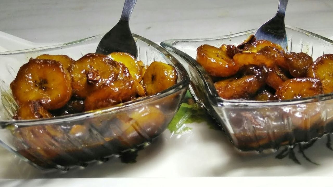 ആവശ്യമായ ചേരുവകൾ: നേന്ത്രപ്പഴം - നാല് അല്ലെങ്കിൽ അഞ്ചെണ്ണം ചെറിയ കഷ്ണങ്ങളാക്കിയത്, ശർക്കര - 250 ഗ്രാം, വെള്ളം - 1 കപ്പ്, ഏലയ്ക്ക പൊടിച്ചത് - 3 എണ്ണം, ജീരകം - 1/2 ചെറിയ സ്പൂൺ, ചുക്ക് പൊടി - 1 ചെറിയ സ്പൂൺ ഇത്രയും സാധനങ്ങളാണ് പഴം പാനി തയ്യാറാക്കാൻ ആവശ്യമായിട്ടുള്ളത്. വളരെ കുറഞ്ഞ ചേരുവയിൽ മിനിറ്റുകൾക്കുള്ളിൽ തയ്യാറാക്കിയെടുക്കാം എന്നതാണ് ഇതിൻ്റെ ഏറ്റവും വലിയ പ്രത്യേകത.
