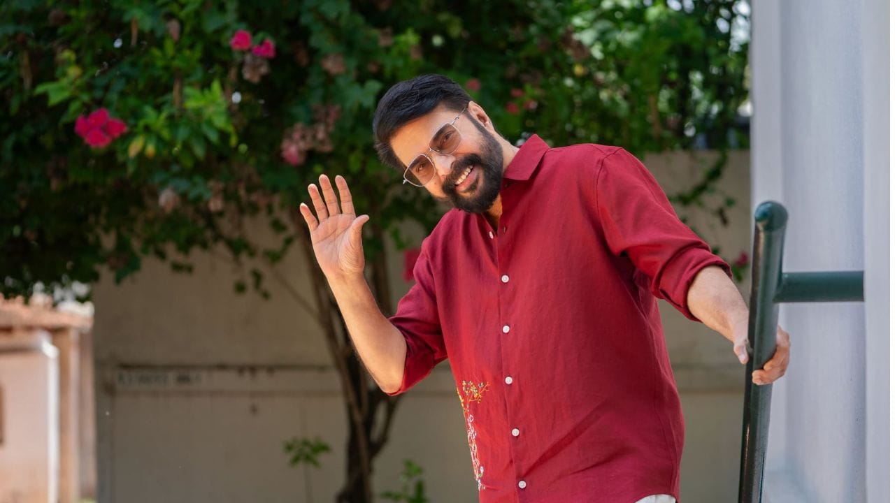 ഇഷ്ടമുള്ള ഭക്ഷണങ്ങലെല്ലാം കഴിക്കാമെങ്കിലും അതിൻ്റെ അളവ് പകുതിയായി കുറക്കണം എന്നതാണ് മമ്മൂട്ടി തനിക്ക് നൽകിയ പ്രധാന ഉപദേശമെന്ന് നടൻ സൂര്യ അടുത്തിടെ ഒരു അഭിമുഖത്തിൽ പറഞ്ഞിരുന്നു. “ഇഷ്ടമുള്ളതെല്ലാം കഴിക്കാം പക്ഷേ ഇഷ്ടമുള്ള അത്ര കഴിക്കരുത്” എന്ന് മമ്മൂട്ടി പലപ്പോഴും പറയുന്നത് നമ്മൾ തന്നെ കേട്ടിട്ടുണ്ടല്ലോ. (Image Credit source: Facebook Mammootty)