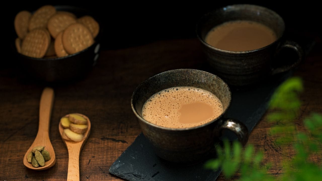 തയ്യാറാക്കുന്ന വിധം: ഏലക്ക, ഗ്രാമ്പൂ, കറുവപ്പട്ട, കുരുമുളക് എന്നിവ ഒരു ഇടികല്ലിൽ വെച്ച് തരിതരിപ്പായി ചതച്ചെടുക്കുക അല്ലെങ്കിൽ മിക്സിയുടെ ജാറിലിട്ട് ഒന്ന് പൊടിച്ചെടുക്കുക. ഒരു പാത്രത്തിൽ ഒരു കപ്പ് വെള്ളമെടുത്ത് തിളപ്പിക്കുക. വെള്ളം തിളച്ചു തുടങ്ങുമ്പോൾ ചതച്ചുവെച്ച ഇഞ്ചിയും മസാലക്കൂട്ടും അതിലേക്ക് ചേർക്കുക. 2-3 മിനിറ്റ് ഇടത്തരം തീയിൽ തിളപ്പിച്ച് മസാലയുടെ ഗുണവും മണവും വെള്ളത്തിലേക്ക് ഇറങ്ങാൻ സമയം നൽകുക.
