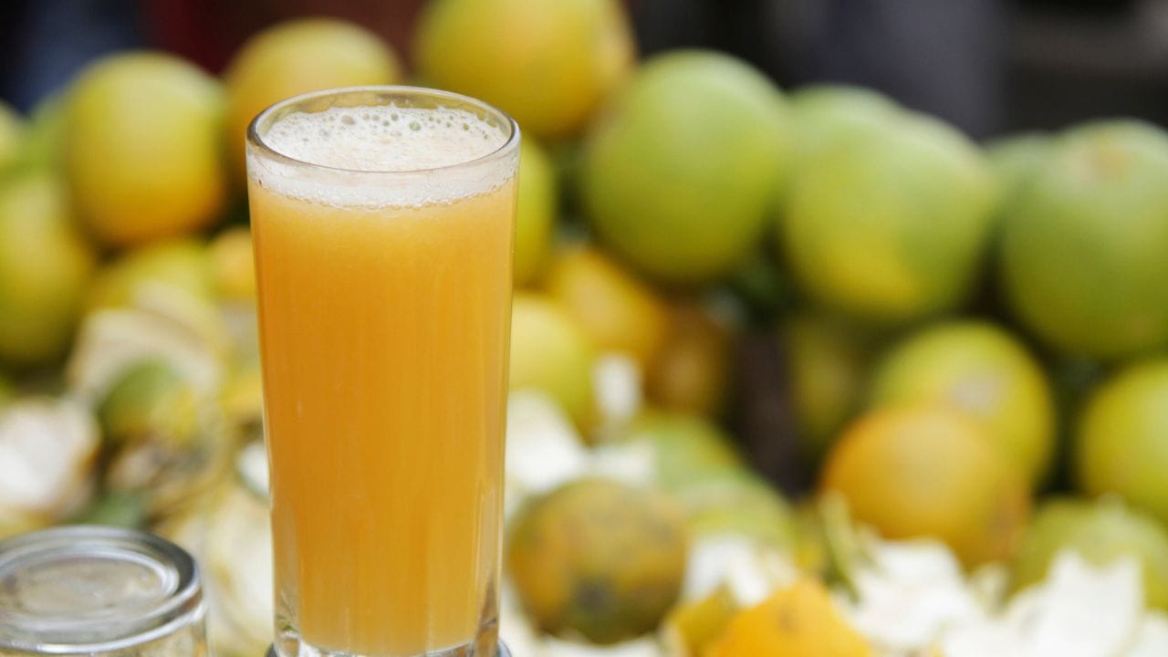 മിക്സി തുടർച്ചയായി അടിക്കാതെ 2-3 തവണ പൾസ് ചെയ്ത് മാത്രം അടിച്ചെടുക്കുക. ശേഷം ഒരു അരിപ്പ ഉപയോഗിച്ച് ജ്യൂസ് അരിച്ചെടുക്കുക. അവസാന തുള്ളി വരെ സ്പൂൺ കൊണ്ട് അമർത്തി നീര് മാത്രമായി മാറ്റുക. നല്ലൊരു ഗ്ലാസിലേക്ക് കുറച്ച് ഐസ് ക്യൂബുകൾ ഇട്ട് അതിലേക്ക് ഫ്രഷ് സാത്തുക്കുടി ജ്യൂസ് ഒഴിച്ച് മുകളിൽ അല്പം ചെറുനാരങ്ങ നീര് കൂടി ഒഴിച്ച് (വേണമെങ്കിൽ) തണുപ്പോടെ കുടിച്ചു നോക്കൂ. ഉന്മേഷവും ആരോഗ്യവും വീണ്ടെടുത്തത് പോലെ നിങ്ങൾക്ക് തോന്നും.