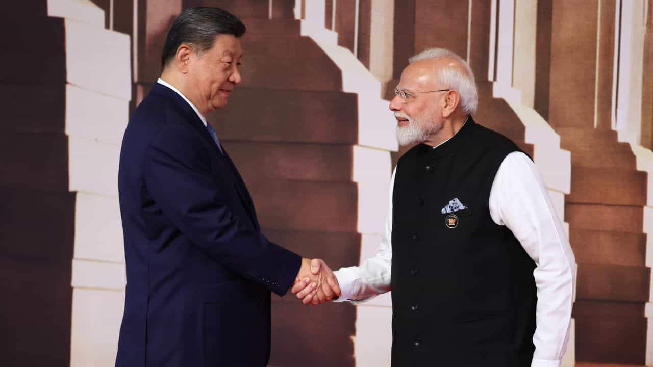 BRICS 2026: ‘എല്ലാം ശരിയല്ലേ?’; ബ്രിക്സ് ഉച്ചകോടിക്കിടെ ഷി ജിൻപിങ്ങിനെ കണ്ട് പ്രസംഗം നിർത്തി പ്രധാനമന്ത്രി, പിന്നാലെ മറുപടിയും!