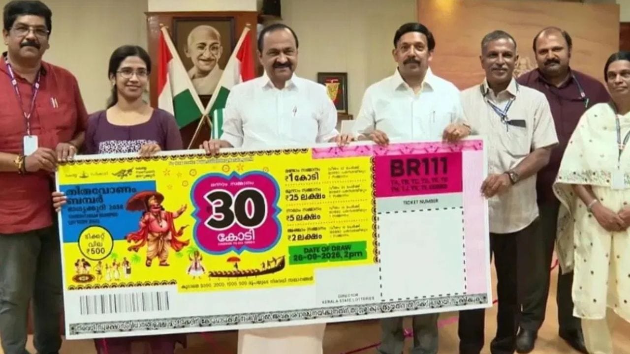 സെപ്റ്റംബര് 26നാണ് ഓണം ബമ്പര് നറുക്കെടുപ്പ് നടക്കുന്നത്. ഉയര്ന്ന സമ്മാനത്തുകയ്ക്കൊപ്പം റെക്കോര്ഡ് ടിക്കറ്റ് വില്പനയും ഉണ്ടായതോടെ ഇത്തവണത്തെ ഓണം ബമ്പര് ഏറെ ശ്രദ്ധ നേടിയിരിക്കുകയാണ്. നറുക്കെടുപ്പ് അടുക്കുന്നതോടെ വില്പന ഇനിയും വര്ധിക്കുമെന്നാണ് പ്രതീക്ഷിക്കുന്നത്.