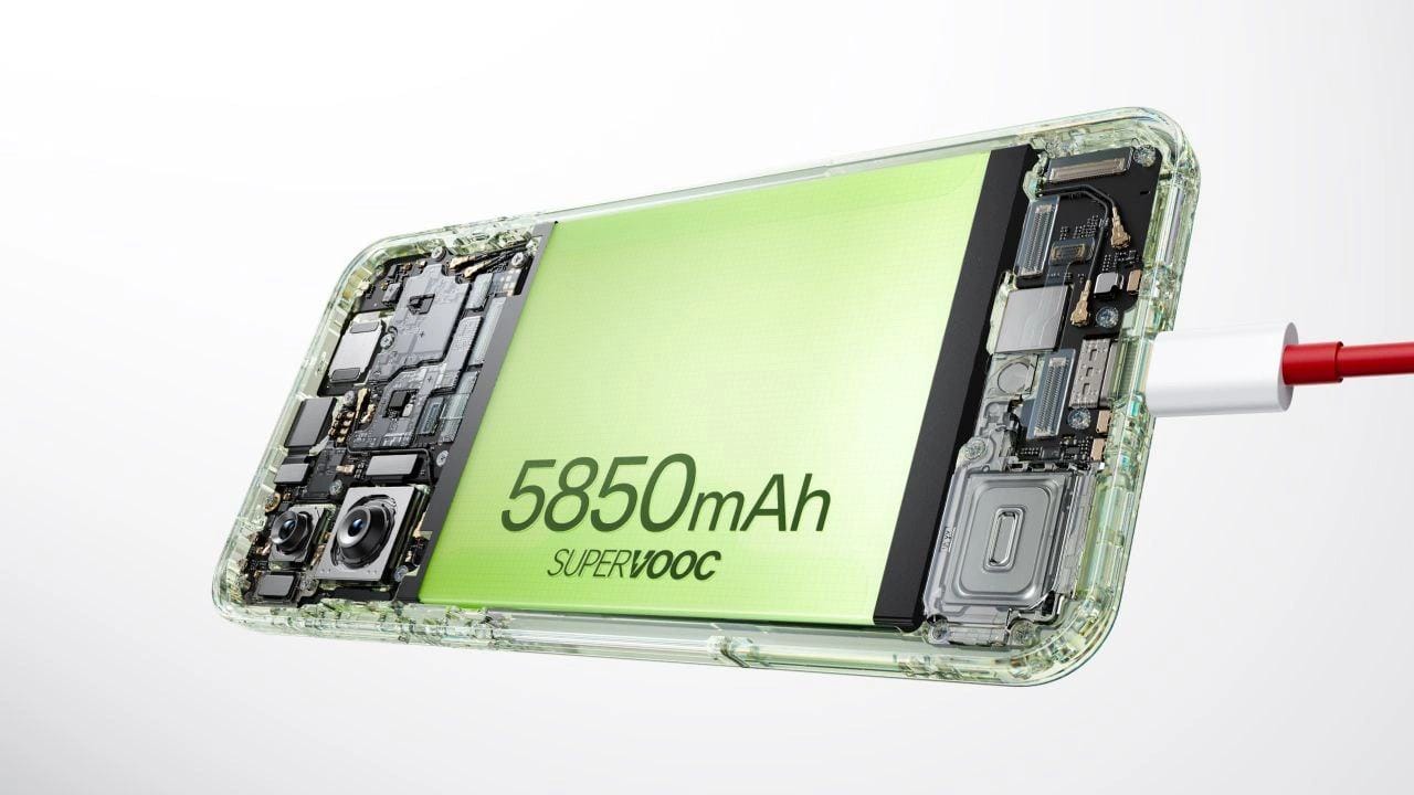 900MHz അഡ്രിനോ 830 GPU, 1/1.56″ LYT-700 സെൻസറുള്ള 50MP മെയിൻ ക്യാമറ, 50MP 2x ടെലിഫോട്ടോ ക്യാമറ, 1/3.1″ ഗാലക്സികോർ GC32E സെൻസറുള്ള 32MP ഓട്ടോ ഫോക്കസ് ഫ്രണ്ട് ക്യാമറ, ഇൻ-ഡിസ്പ്ലേ ഒപ്റ്റിക്കൽ ഫിംഗർപ്രിന്റ് സെൻസർ, IP65 റേറ്റിങ്, ഡ്യുവൽ സിം (നാനോ+ നാനോ), 5G SA/NSA, ഡ്യുവൽ 4G VoLTE, 80W SuperVOOC ഫാസ്റ്റ് ചാർജിംഗുള്ള 5,850mAh ബാറ്ററി എന്നിവയാണ് മറ്റ് പ്രധാന ഫീച്ചറുകൾ.