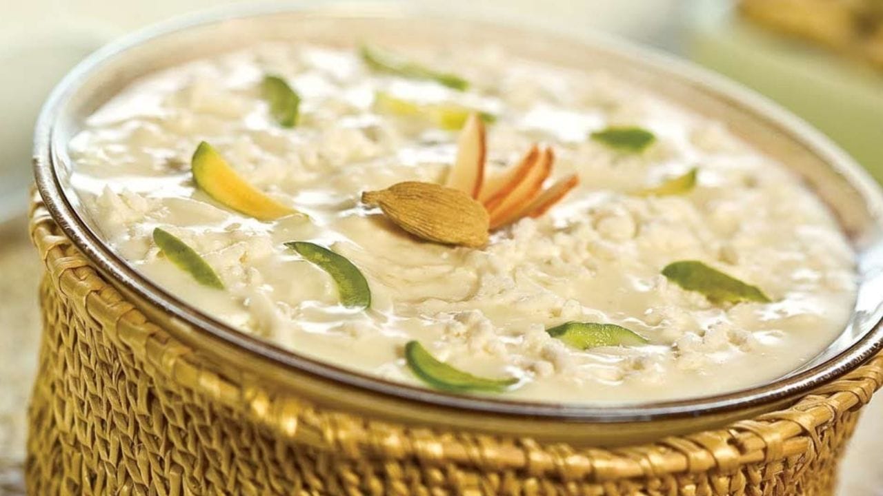 ആദ്യം തന്നെ ചുവട് കട്ടിയുള്ള ഒരു പാത്രത്തിൽ അല്പം നെയ്യ് ചൂടാക്കി പഞ്ചസാര ചേർക്കുക. ശേഷം ഇടത്തരം തീയിൽ തുടർച്ചയായി ഇളക്കി പഞ്ചസാര ഉരുക്കി ഇളം നിറമാകുമ്പോൾ അതിനെ കാരമലൈസ് ചെയ്യുക.