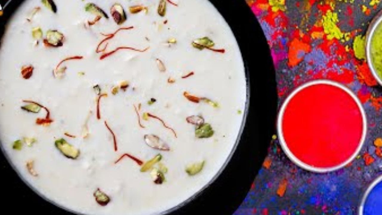 ഈ വറുത്തു വെച്ച പരിപ്പുകൾ പായസത്തിലേക്ക് ചേർത്ത് നന്നായി ഇളക്കി സ്റ്റൗ ഓഫ് ചെയ്യുക. രുചികരവും വ്യത്യസ്തവുമായ പനീർ പായസം റെഡി. ഭഗവാന് നേദിച്ച ശേഷം അത് നിങ്ങൾക്കും പ്രസാദമായി കഴിക്കാവുന്നതാണ്.