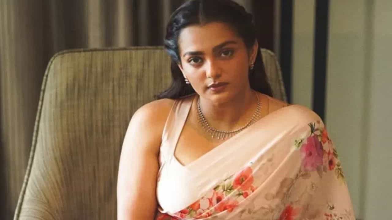 Parvathy Thiruvothu: കഥാപാത്രങ്ങളെ ആഴത്തിൽ പ്രണയിക്കാൻ അനുവദിക്കണം! ഇന്ന് പ്രണയകഥകൾ ട്രാജഡി ആക്കുന്നു; പാർവതി തിരുവോത്ത്